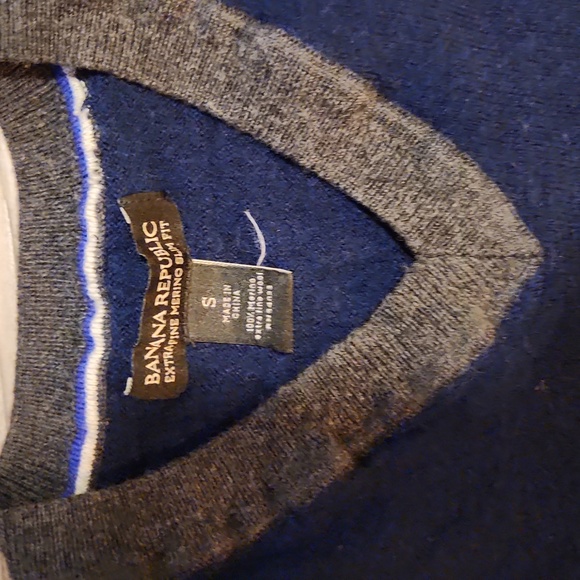 Banana Republic V Nech Sweater - Picture 2 of 4